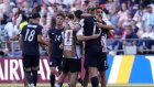 Jugadores de Estados Unidos se consuelan mutuamente tras la derrota en el partido de octavos de final de la Copa Mundial de la FIFA 2026