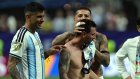 Lionel Messi es consolado por sus compañeros luego de clasificar a cuartos de final del Mundial