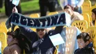 Una mujer reacciona en un Fan Fest previo al partido entre Argentina y Egipto por el Mundial de la FIFA 2026.
