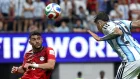 El momento histórico en que el argentino Enzo Fernández anota de cabeza el gol 3.000 en la historia de la Copa Mundial de la FIFA.