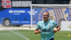Erling Haaland de Noruega entrena este jueves, en el estadio Chase en Miami (EE.UU.).