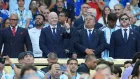 El presidente de la FIFA, Gianni Infantino, saluda previo a un partido de los dieciseisavos de final del Mundial de la FIFA 2026.