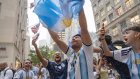 Aficionados celebran el triunfo de Argentina ante Inglaterra en las semifinales del Mundial, en la Quinta Avenida de Manhattan, en Nueva York.