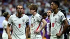 Harry Kane, capitán de Inglaterra, muestra su frustración al perder 1-2 la semifinal del Mundial de 2026 ante Argentina.