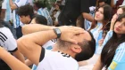 Aficionado de Argentina se lamenta durante el partido contra España.
