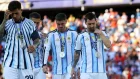 Lionel Messi (d.), Rodrigo De Paul y Enzo Fernández con las medallas de plata.