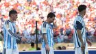 Lionel Messi (c) de Argentina durante la premiación del segundo lugar del Mundial de la FIFA 2026, junto a otros de sus compañeros.