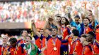 El capitán de la selección española Rodri levantó la copa ante el grito y algarabía de sus compañeros.