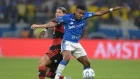 El atacante de Cruzeiro, el ecuatoriano Keny Arroyo, defiende la pelota en el duelo ante Flamengo.