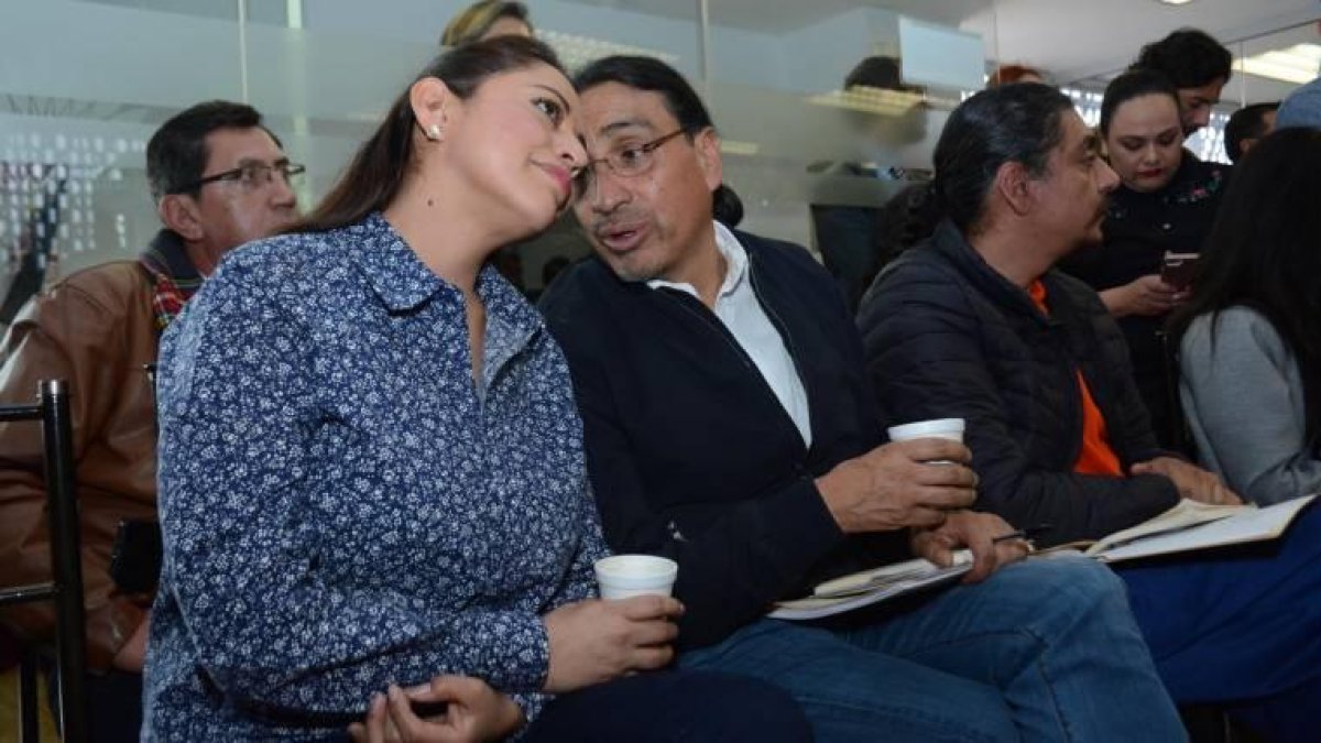 Comparecencia. Paola Pabón y Virgilio Hernández charlan durante la sesión de la Comisión legislativa que investiga el paro, antes de dar su versión.