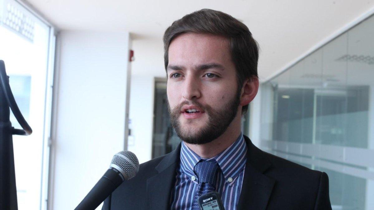 Asambleísta Esteban Torres rechaza la actitud de los estudiantes.