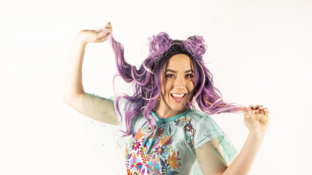 El personaje de Relojita es una niña que no conoce nada de la Tierra.