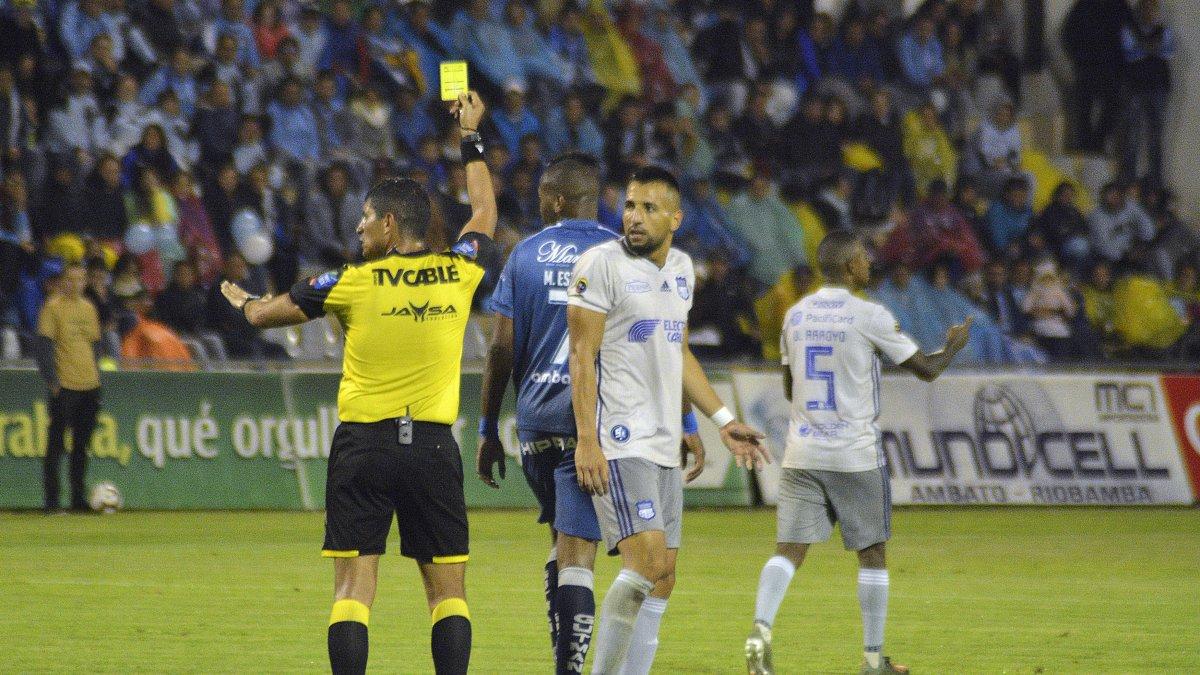 Polémico. Diego Lara (i) le muestra la tarjeta amarilla a Leguizamón, de Emelec.