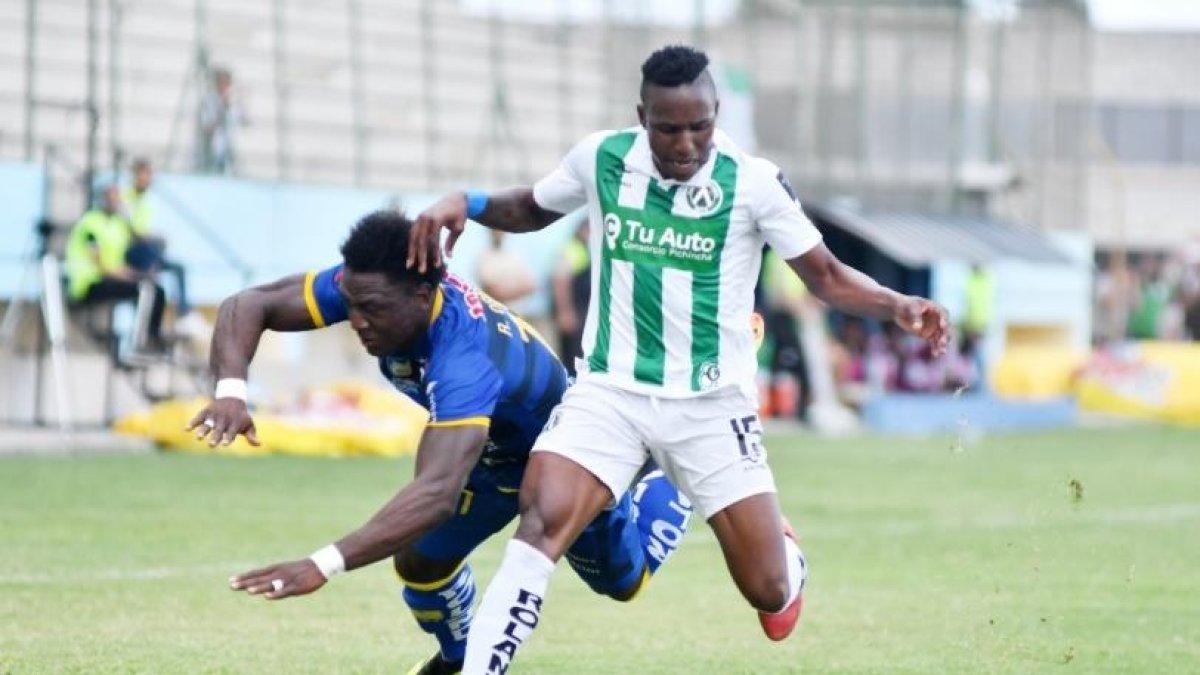 El lateral zurdo, José Hernández (d), disputa una pelota con Roberto Ordóñez de Delfín.