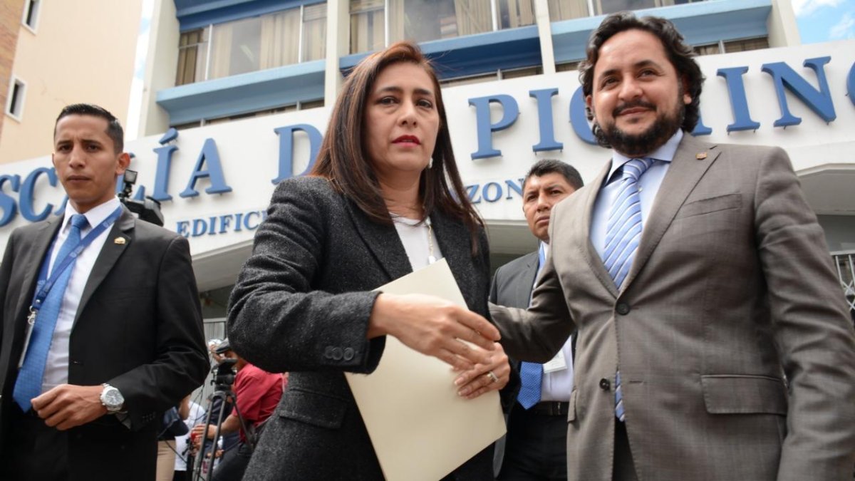 El ministro de Telecomunicaciones, Andrés Michelena, y la secretaria Jurídica de la Presidencia, Johana Pesántez, presentaron una denuncia en contra de José Tuárez.