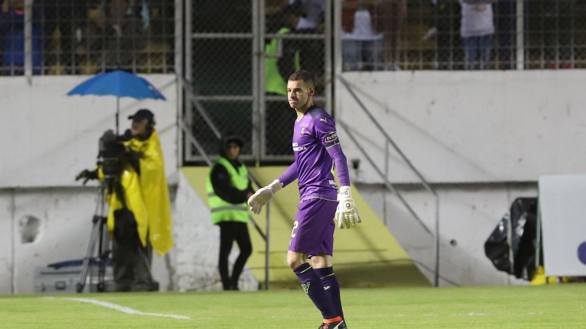 Adrián Gabbarini salió lesionado en el primer tiempo del juego que sostuvo Liga de Quito ante Aucas.