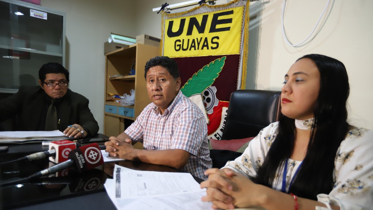 Representantes del Frente Vanguardia del Magisterio y el Frente de Lucha del Ingreso al Magisterio de Guayaquil.