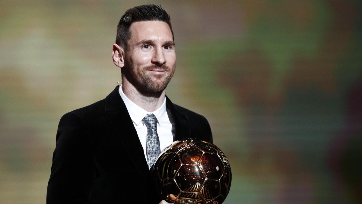 Lionel Messi recibe el Balón de Oro de 2019.
