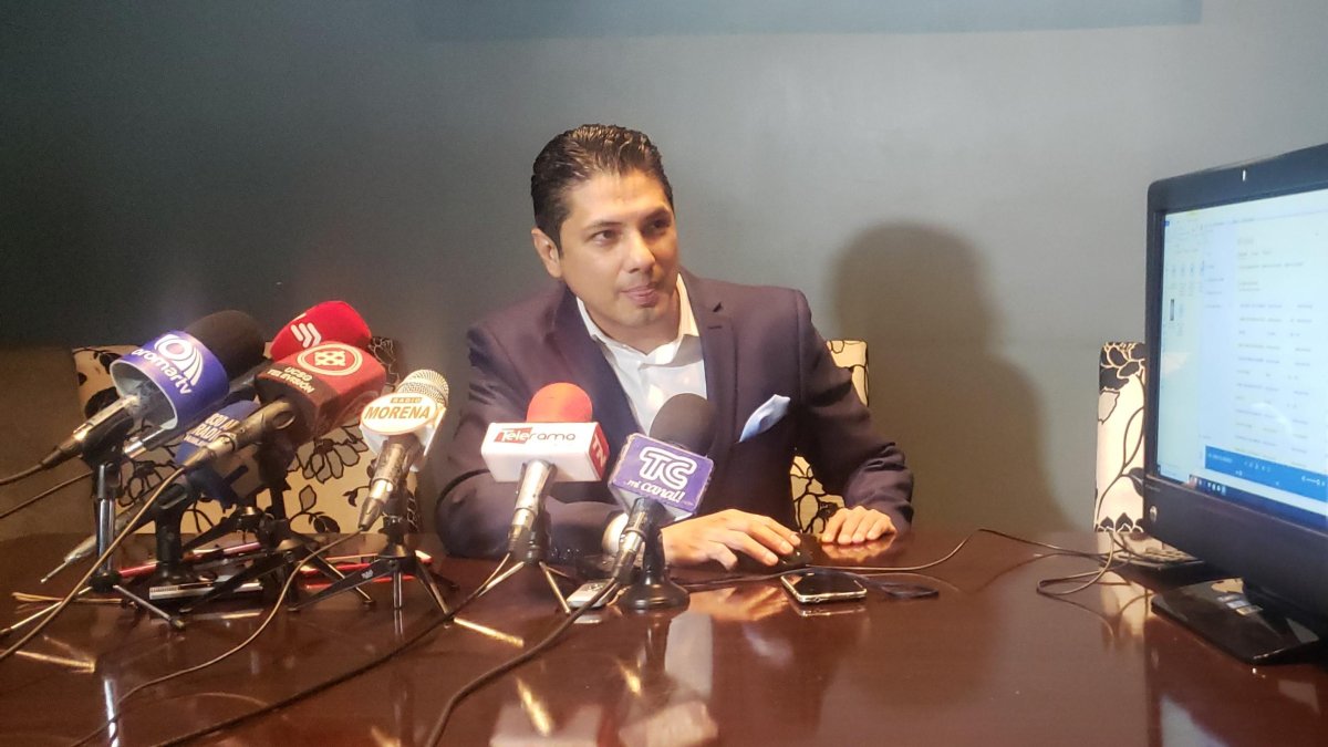 Fernando Balda reproduce algunos de los audios.