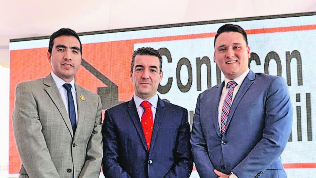 Ayer se firmó la adenda al contrato de concesión entre Contecon (a cargo del puerto hasta 2027), la Autoridad Portuaria de Guayaquil y la Subsecretaría de Puertos y Transporte Marítimo. Héctor Plaza, José Antonio Contreras y Eduardo Aguirre, titulares de las entidades, salen en la foto.