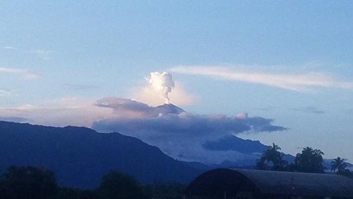 El Instituto Geofísico reportó hoy una ligera caída de ceniza en poblaciones del austro ecuatoriano.