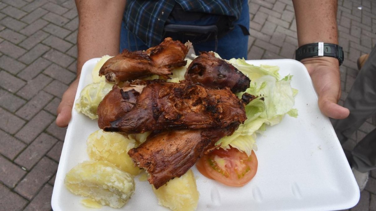 Presentación. El plato tradicional de cuy incluye papa y yuca cocinada, además de una ensalada fresca. Hay quienes innovan con otros variantes.