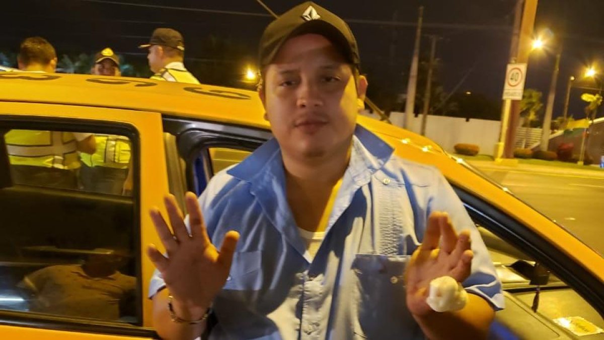 Tras el incidente, el conductor del taxi resultó con un dedo lastimado.