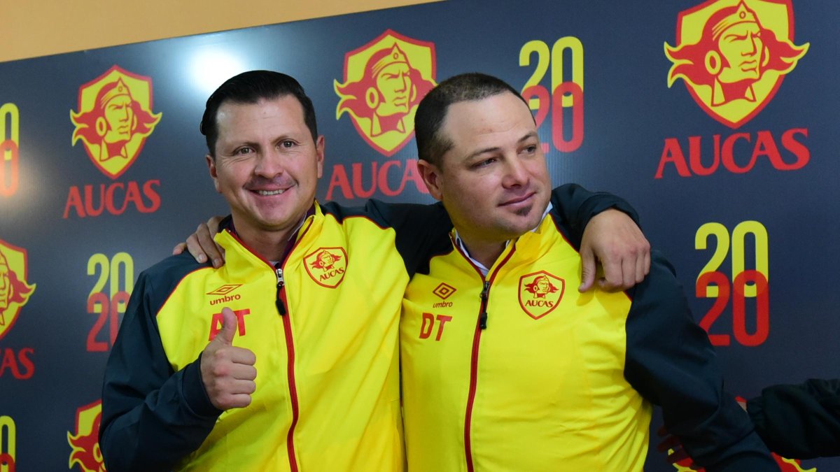 Maxi  Villafañe (derecha) fue presentado como nuevo técnico de Club Deportivo Aucas.