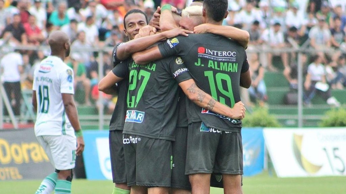 Celebración. Carlos Luis Espínola celebra uno de sus goles goles frente a Liga de Portoviejo.