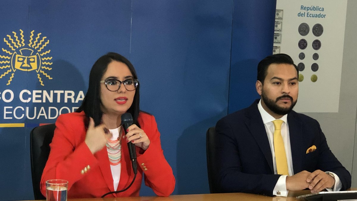 La gerenta del BCE, Verónica Artola, mostró lingotes de oro refinados.