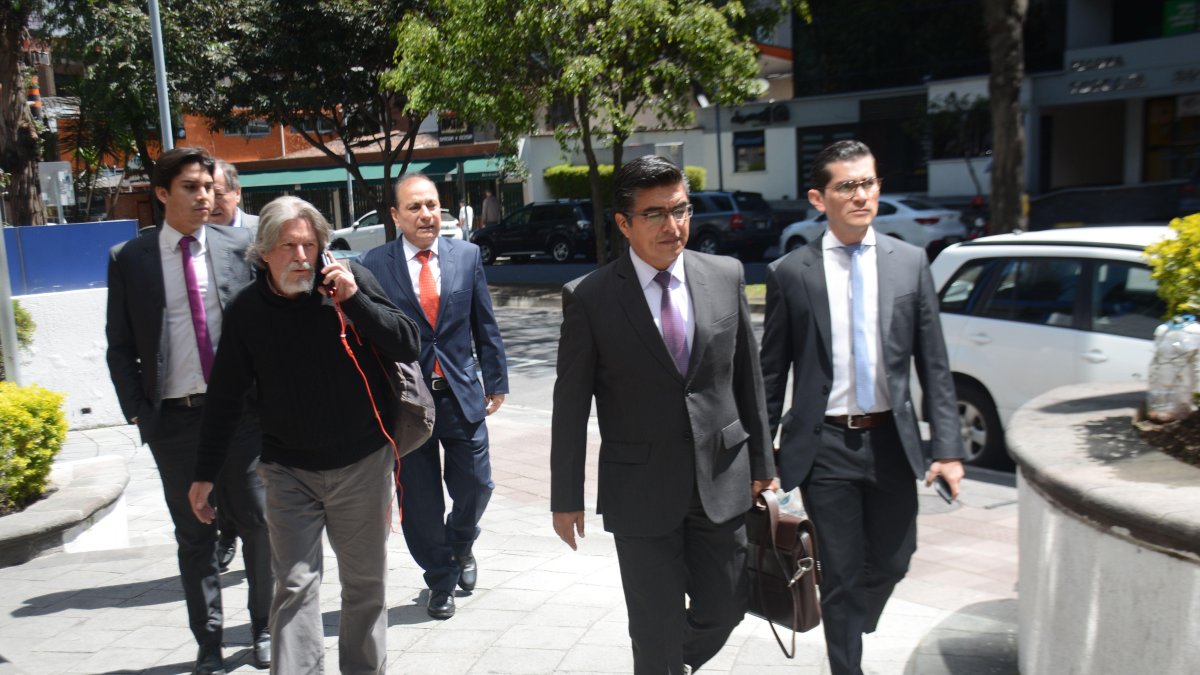 Sesión. Los representantes de los empresarios llegaron ayer a la reunión en el Ministerio del Trabajo.