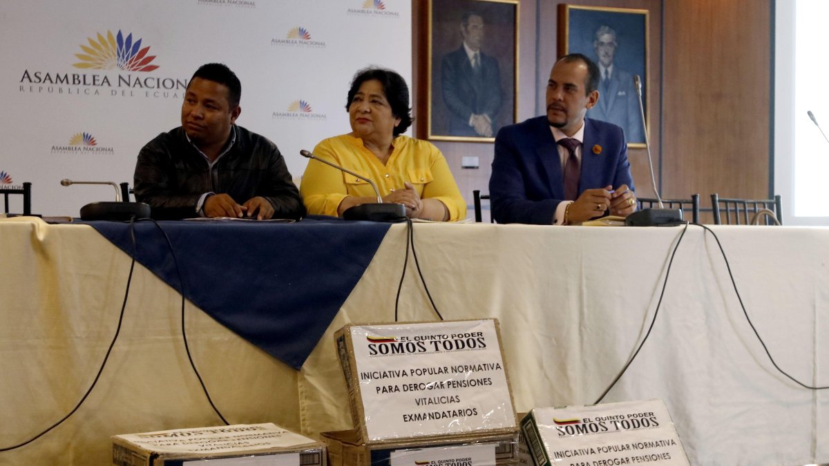 Acto. Colectivos ciudadanos, en julio de 2019, presentó 60.000 firmas para eliminar las pensiones de exmandatarios.