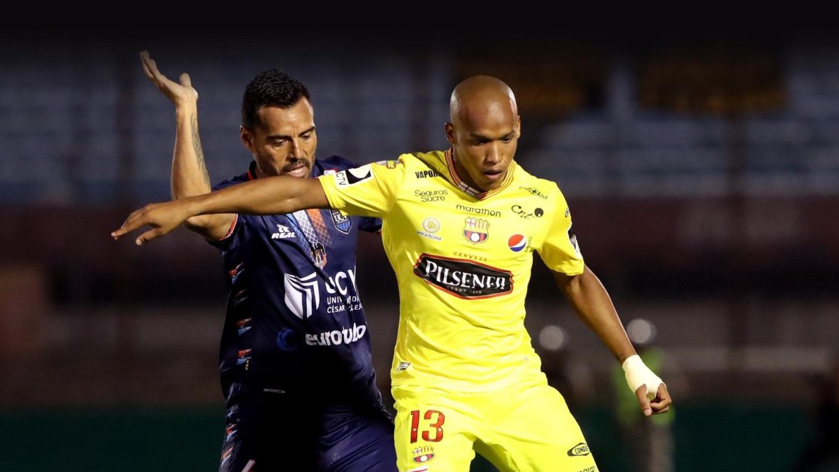 Imagen de archivo. Ely Esterilla disputando un balón con Leandro Fleitas durante un partido amistoso entre el Club Deportivo Universidad César Vallejo y el Barcelona Sporting Club.