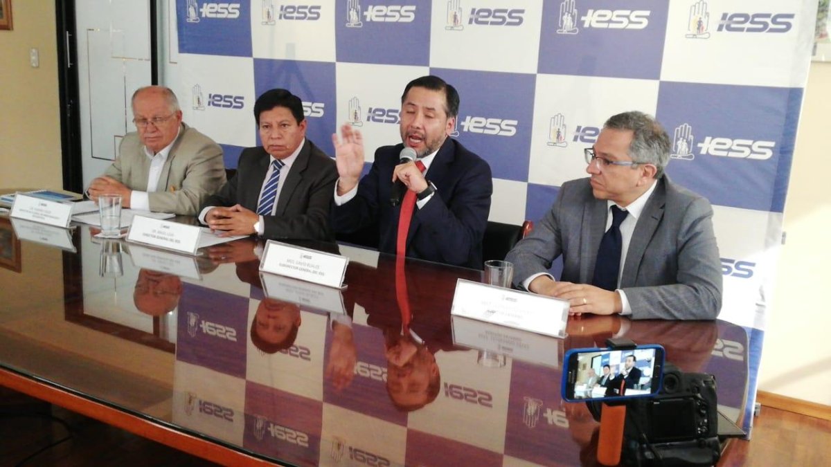 Miguel Angel Loja (segundo desde la izquierda) fue removido del cargo tras las denuncias de irregularidades en la adquisición de insumos médicos para el IESS.