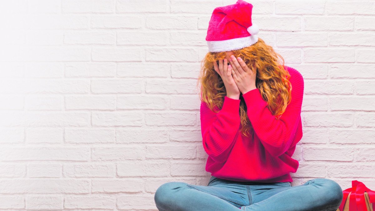 Otros síntomas son: sentimiento de fracaso, tristeza, pensamientos autodestructivos o  negativos