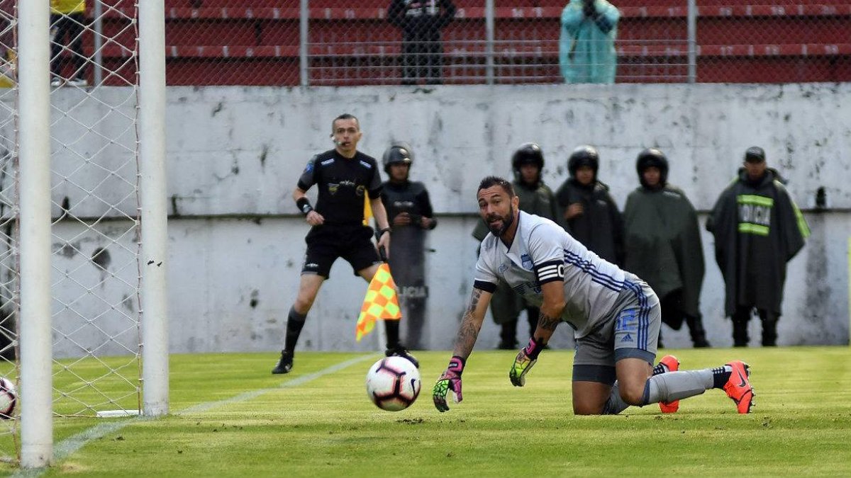 El arquero nacionalizado ecuatoriano ganó cuatro campeonatos nacionales con Emelec. (2013, 2014, 2015, 2017).