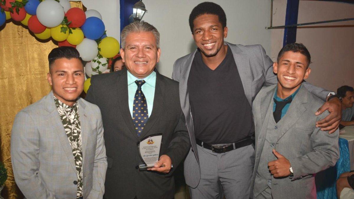 Alex González junto a Carlos Quipo (i), Julio Castillo y Luis Delgado en la premiación 2019.