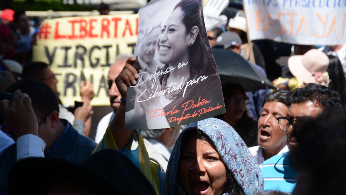 Simpatizantes de la prefecta de Pichincha, Paola Pabón, se concentraron el martes en los exteriores de la Corte Provincial de Justicia para reclamar su liberación.