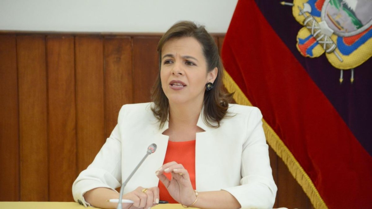 La funcionaria colgó un comunicado en Twitter, dirigido a los miembros de la Policía.