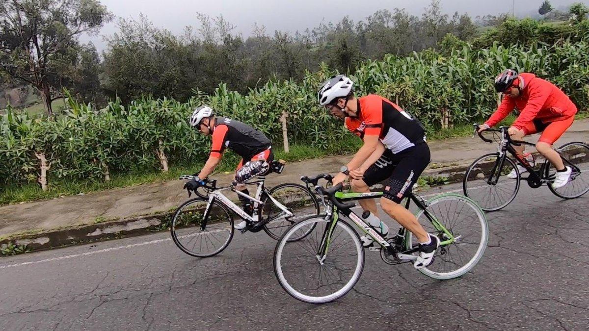Pablo Vallejo (i) recorrió 65 kilómetros en bicicleta como parte del desafío Sin Límites.