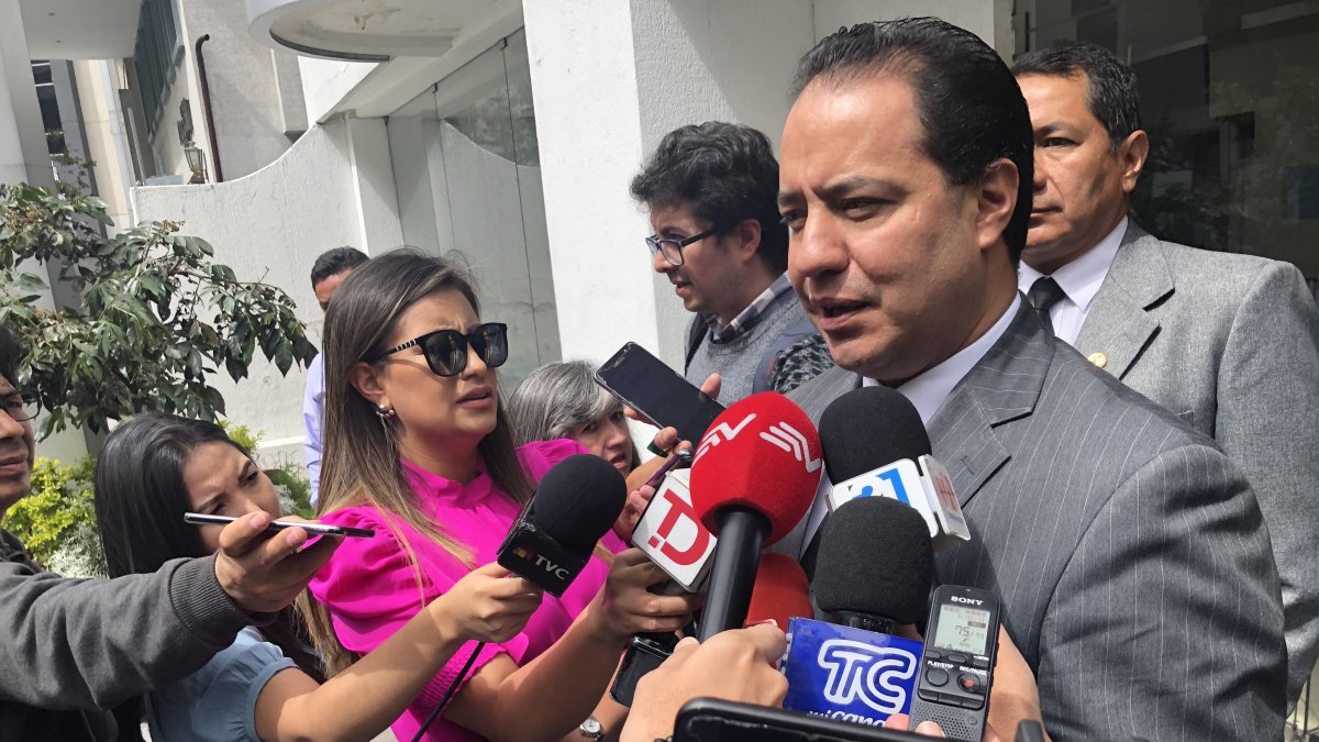 Cristóbal Buendía, asesor jurídico de los trabajadores, a la salida de la reunión del CNTS.