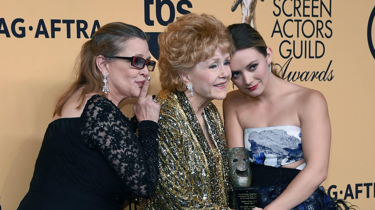 Imagen de archivo. Carrie Fisher junto a su madre, Debbie Reynolds, y su hija, Billie Lourd.