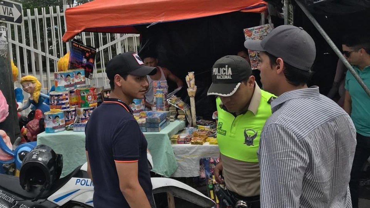 Ayer en los alrededores del centro comercial Albán Borja se decomisaron 2.500 camaretas artesanales.