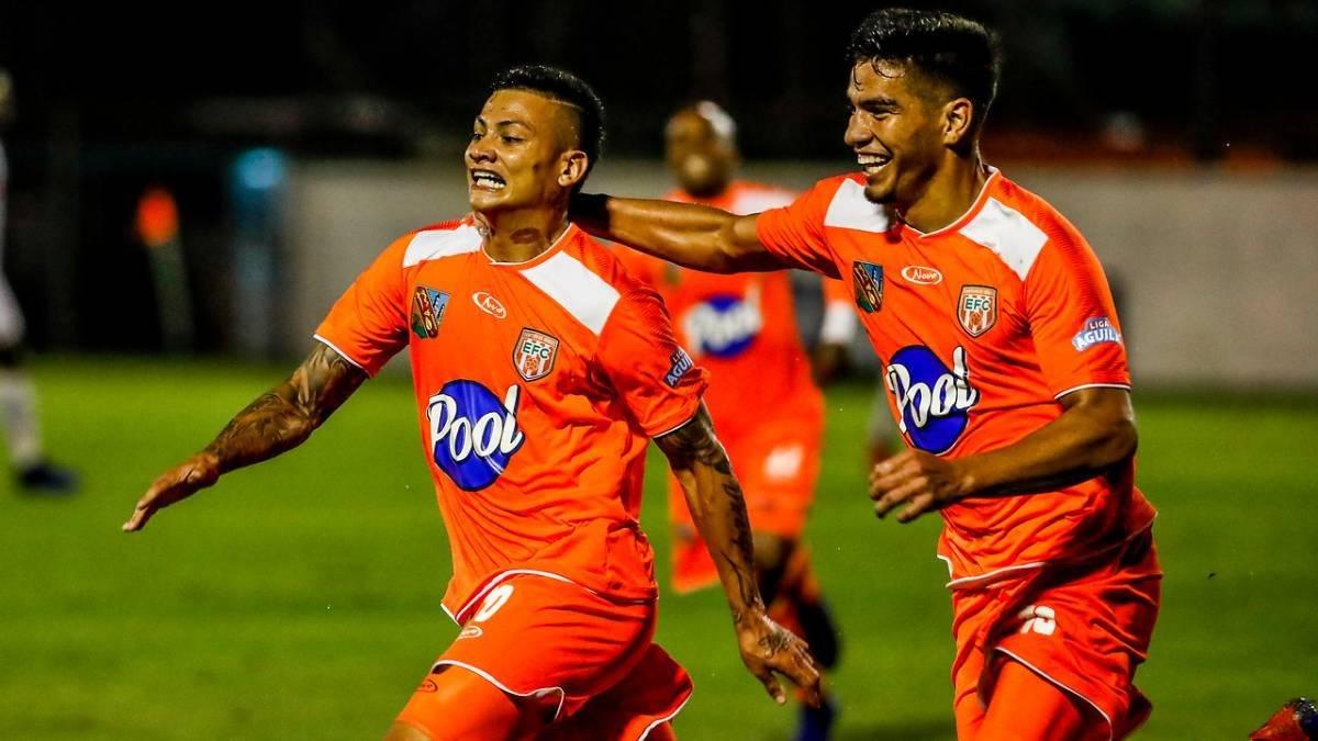 El futbolista colombiano (i) vestirá de azul por las próximas cuatro temporadas. Su último club fue el Envigado de su país.