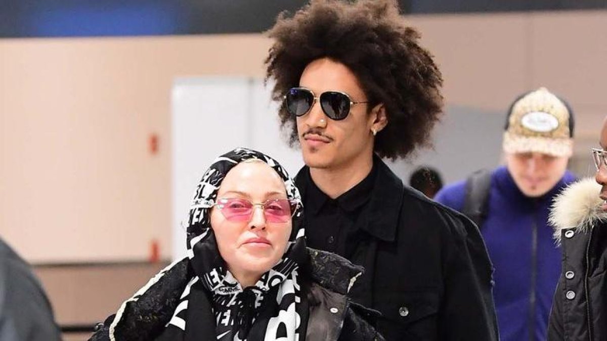 Madonna fue captada con su novio en el aeropuerto de Londres, donde despedirán el año.