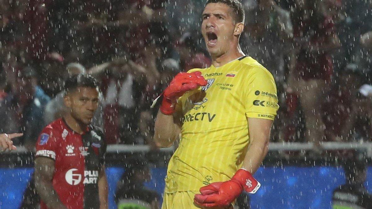 Pinos atajó un penal en la final de Copa Sudamericana que conquistó con Independiente del Valle.