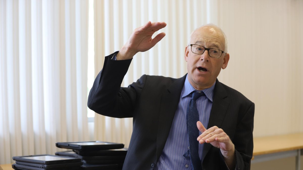 El experto en educación estuvo de visita en Guayaquil para ofrecer una charla.