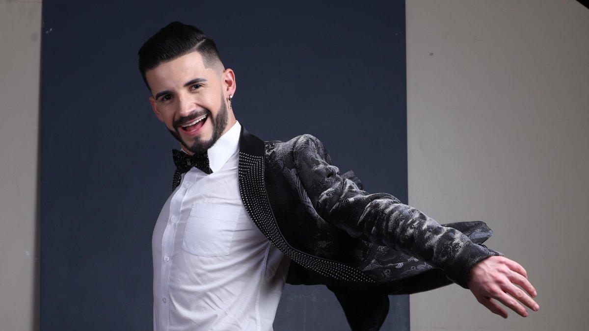 A sus 25 años ha logrado cristalizar todos sus sueños como bailarín, coreógrafo y preparador de misses.