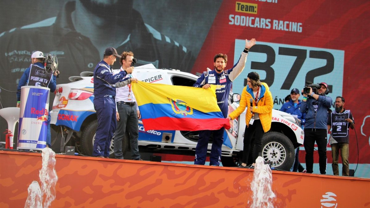 El piloto ecuatoriano Sebastián Guayasamín durante su paso por el podio de presentación del Dakar 2020.