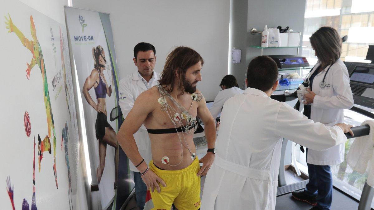 El volante argentino Alejandro Frezzotti durante los chequeos médicos con el Aucas.